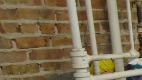 Ricardo Manzo, de 18 años y quien ayuda en la promoción del festival, con otra joven.