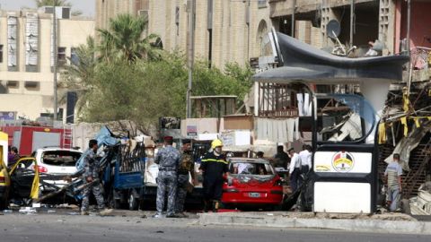Imagen de los desperfectos causados por un coche-bomba en el centro de Bagdad, Irak, antes de ayer martes.
