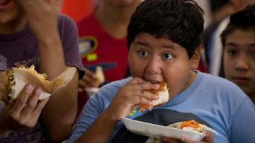 Un niño come un pedazo de un sandwich, durante el Festival de la Torta, en una plaza de la Ciudad de México, ayer.
