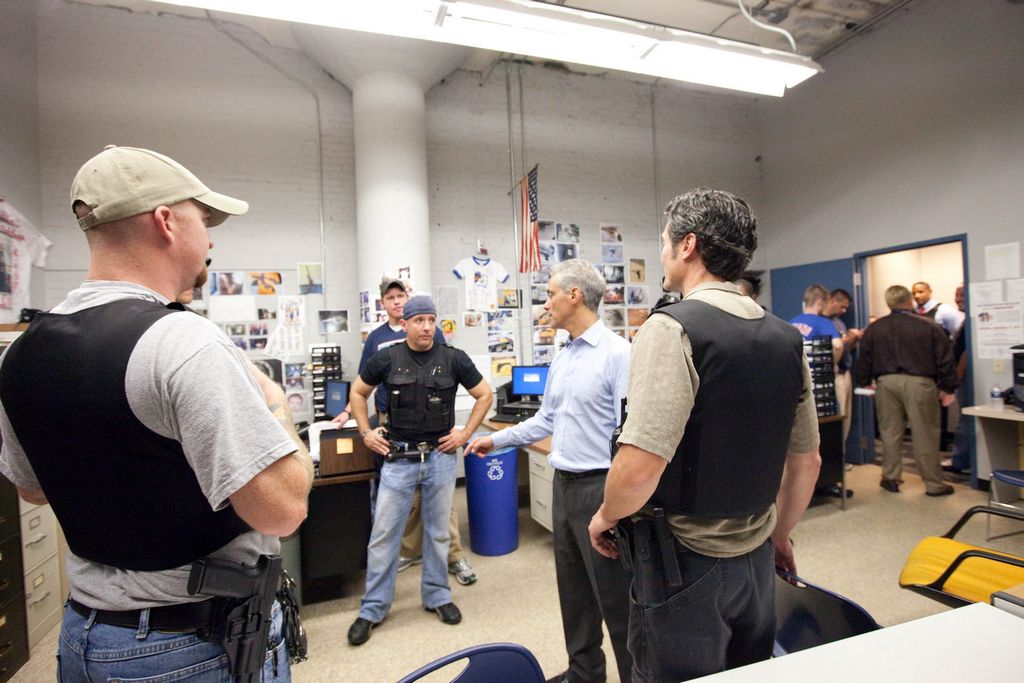 El Alcalde de Chicago Rahm Emanuel, con oficiales especializados contra pandillas.
