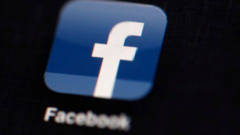 Algunas compañías y agencias gubernamentales han solicitado poder ingresar a las cuentas de Facebook y Twitter