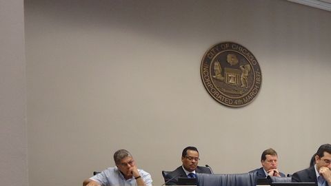 Rey López Calderón testificó ante el Comité de Relaciones Humanas del Concilio Municipal de Chicago.
