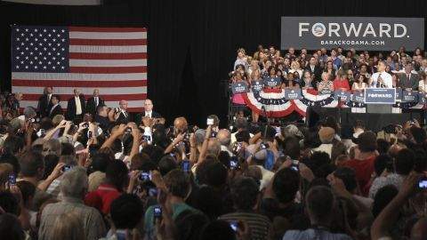 Obama viaja a Florida y Virginia hoy, buscando atraer atención a un plan de impuestos de Romney que el presidente dice forzaría a los contribuyentes de clase media a pagar más mientras da un recorte de impuestos a los ricos.