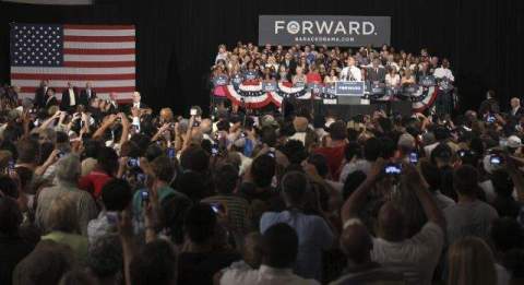 Obama viaja a Florida y Virginia hoy, buscando atraer atención a un plan de impuestos de Romney que el presidente dice forzaría a los contribuyentes de clase media a pagar más mientras da un recorte de impuestos a los ricos.