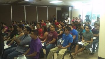Jóvenes asisten a sesiones de orientación sobre la acción diferida en Houston.