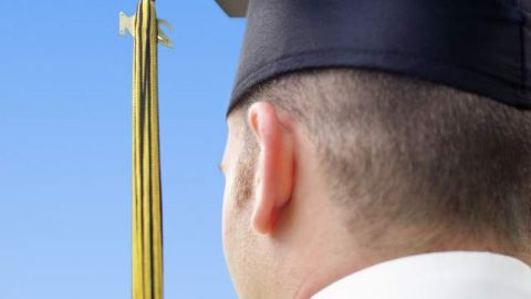 Entre los requisitos para calificar para la acción diferida figura el estar estudiando, haber recibido el diploma de educación secundaria o ser graduado universitario.
