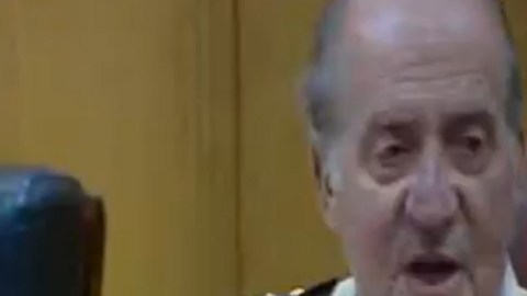 El rey tropezó con un escalón durante una visita a la sede del Estado Mayor de la Defensa.En la foto, Juan Carlos, luego del incidente.