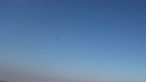 Una mujer israelí se ve usando  unos prismáticos desde la región de Bukata, en los Altos del Golán, Israel, en la frontera con Siria.