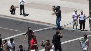 Manifestantes bloquean la calle fuera de la corte federal, donde se juzga el caso de Joe Arpaio y su departamento, en Phoenix.