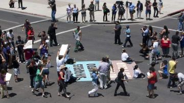 Manifestantes bloquean la calle fuera de la corte federal, donde se juzga el caso de Joe Arpaio y su departamento, en Phoenix.