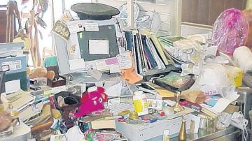 No dejes que los periódicos,  revistas, recibos y demás papeles se apoderen de los espacios de tu casa. Ordena a diario   tu correo para evitar la acumulación .