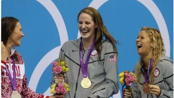 Elizabeth Beisel (bronce) y Missy Franklin de de EE.UU. (oro) celebran tras la final de los 200m estilo espalda femenino de natación.