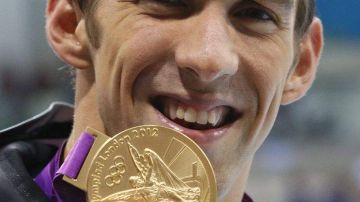 Michael Phelps con su medalla de oro número 17.