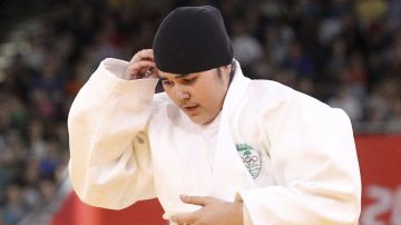 Después de que los directivos de  judo le prohibieron usar una pañoleta, la deportista utilizó un gorro negro y ceñido.