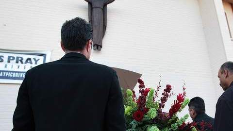 Familiares cargaron el féretro de Ontiveros a la  iglesia Saint Hilary. La actriz perdió su batalla contra el cáncer.