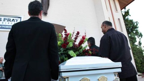 Familiares cargaron el féretro de Ontiveros a la  iglesia Saint Hilary. La actriz perdió su batalla contra el cáncer.