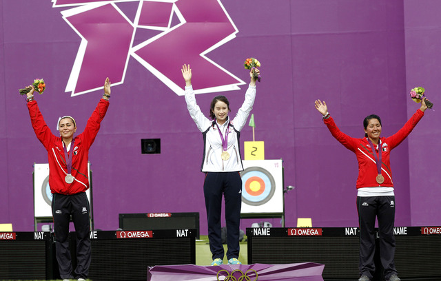 En el podio de tiro con arco de Londres 2012: Aida Román, la surcoreana Ki Bo Bae y Mariana Avitia (izq. a der.) celebran.