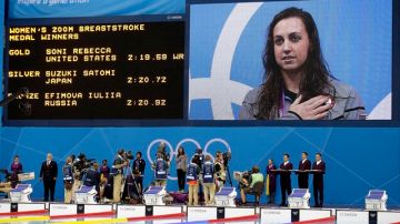 Rebecca Soni entona el himno de EEUU en la premiación tras imponer récord en 200 metros pecho en el Centro Acuático.