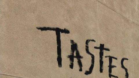 Graffiti en la pared del restaurante Chick-fil-A en Torrance, California.