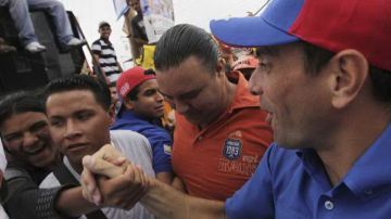 Henrique Capriles desafió al Poder Electoral que le prohibió utilizar una gorra con los colores patrios.