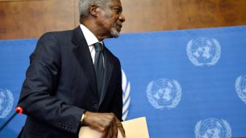 Kofi Annan, enviado especial internacional de la ONU y la Liga Árabe, durante la rueda de prensa en la que reveló ayer su decisión de renunciar a dicho cargo.