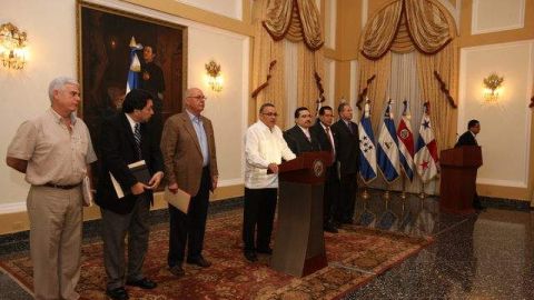El presidente Mauricio Funes (c), en una conferencia de prensa junto con los dirigentes de los seis partidos al término de una reunión en la casa presidencial.