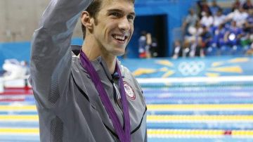 Sonriente, Michael Phelps celebra tras ganar la final de los 100 metros estilo mariposa, su penúltima prueba en Londres 2012.
