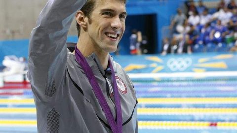 Sonriente, Michael Phelps celebra tras ganar la final de los 100 metros estilo mariposa, su penúltima prueba en Londres 2012.