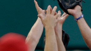 Damon captura una bola casi en las manos de los fans.