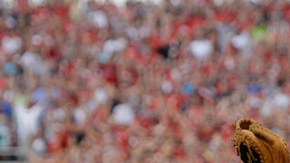 El umpire Bob Davidson (der.) decreta safe a Chris Heisey,  que sacó jonrón dentro del terreno. Rod Barajas  es el catcher de los  Piratas.