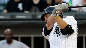 Paul Konerko saca rodado que puso fin a una emboscada de los Medias Blancas en el primer episodio ante Zack Greinke.