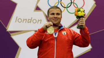Leuris Pupo, de 35 años, luce orgulloso la medalla de oro que ganó en pistola rápida, la primera de oro para Cuba en Londres