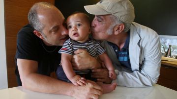 Armin Sanasaran y Valentín Toledo, son una pareja gay binacional, que decidió adoptar un bebé.