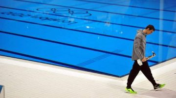 Michael Phelps abandona el Centro Acuático con su trofeo 'Mejor atleta olímpico de todos los tiempos'.
