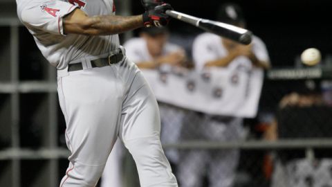 Howard Kendrik al momento de conectar el hit con la que ayer produjo la carrera de la victoria para los Angels en Chicago.