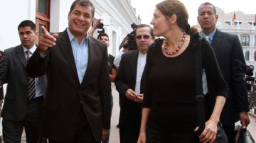 El presidente Rafael Correa,  con madre  de Assange.
