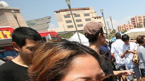 Samantha Laure disfruta de los tacos durante la celebración del  festival del Taco  en la Plaza del Mariachi.