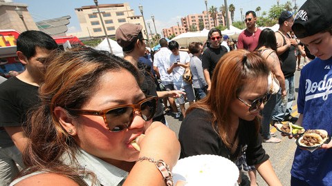 Samantha Laure disfruta de los tacos durante la celebración del  festival del Taco  en la Plaza del Mariachi.