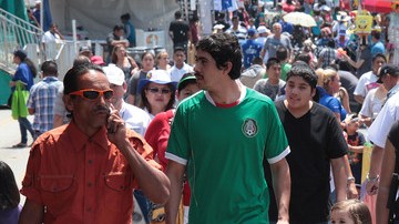 Cientos de angelinos se dieron cita para celebrar el Día de los Salvadoreños en dos parques de Los Ángeles.