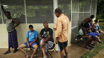 Cubanos migrantes rescatados por las autoridades, conversan en un albergue en Metetí, Panamá.