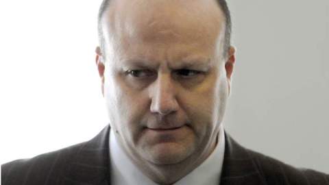 Robert Diduca (izq.), casado y con hijos, y Robert Mikelsons, forman parte de los 43 sujetos arrestados por pornografía infantil en varias partes del mundo.