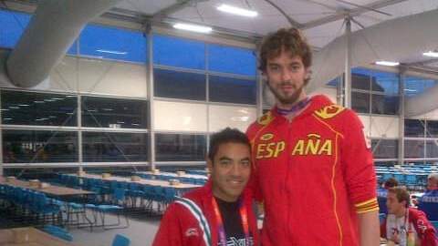 Marco Fabián presume su foto con Pau Gasol.