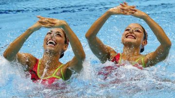 Las nadadoras mexicanas Isabel Delgado Plancarte y Nuria García Diosdado realizan su ejercicio de rutina técnica de dúos.