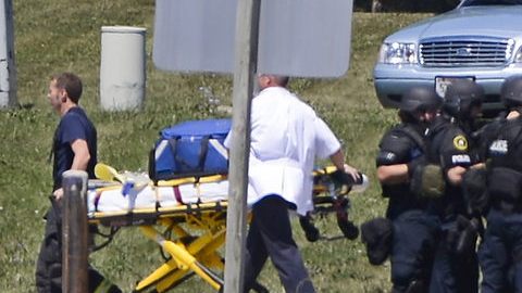 Personal de emergencias arriba al templo donde se perpetró el ataque, ubicado en la comunidad de Oak Creek, Wisconsin.