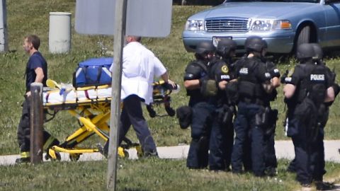 Personal de emergencias arriba al templo donde se perpetró el ataque, ubicado en la comunidad de Oak Creek, Wisconsin.