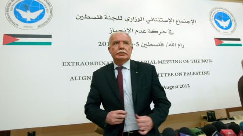 El ministro de Exterior palestino, Riyad Malki , saliendo de un aconferencia de prensaen la ciudad de Ramala, ayer.