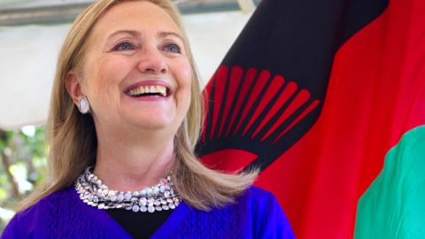 La secretaria de Estado, Hillary Clinton, en  Malawi, ayer.