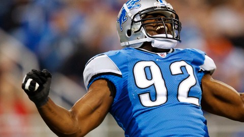 Cliff Avril festeja tras lograr su objetivo en un juego del año pasado.