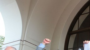 Jerry Brown (centro) autoriza el pago de $68 mil millones para el tren bala.