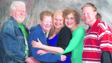Desde la izquierda Wilson Velazquez, Janet Pérez, Rebeca Rosario, Nancy Lee e Ismael Díaz, cinco albinos boricuas con trasplante de pulmón, sonríen  cuando se conocieron durante una conferencia sobre HPS en  Puerto Rico.